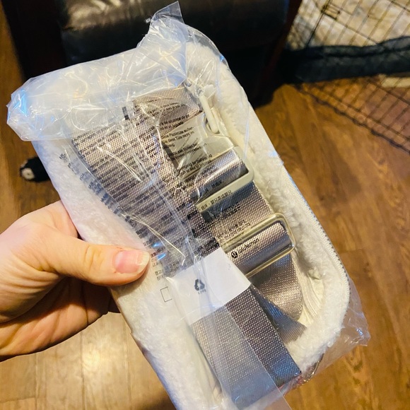 20 Item Lululemon Resale Lot! Including NWT Ivory belt bag! - Picture 6 of 12